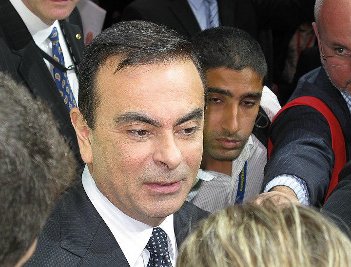 Ghosn1.jpg - [it]Carlos Ghosn, anche lui richiede l'uso dell'LCD orientabile[en]Carlos Ghosn, another pocket manager requiring the use of tiltable LCD in the crowd