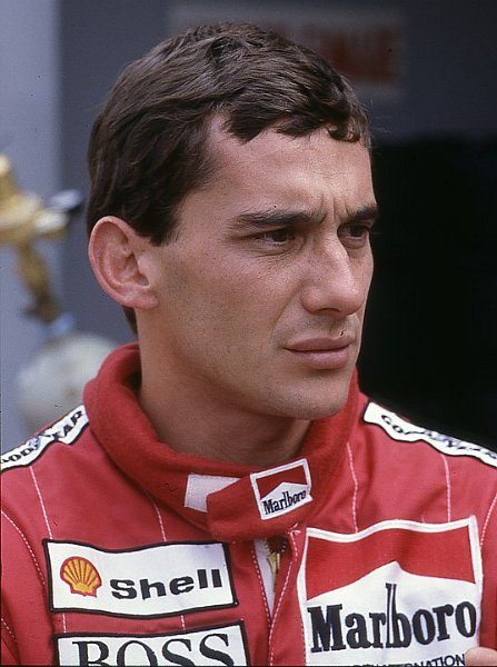 Senna.jpg - [it]Ayrton Senna (1960-1994), tre volte Campione del Mondo in Formula 1. Protagonista dell'ultimo incidente mortale in F.1 [en]Ayrton Senna (1960-1994), brazilian racing driver. Three times Formula 1 World Champion. Last Grand Prix driver to die in a crash.